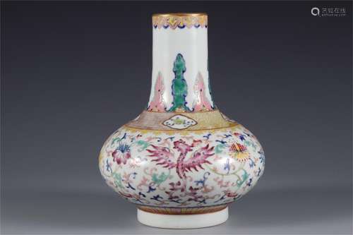 A CHINESE FAMILLE ROSE PORCELAIN VASE