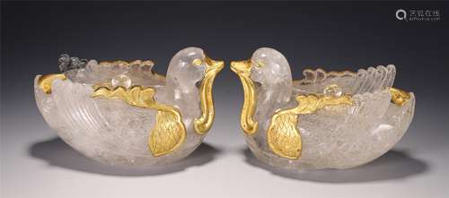 A PAIR OF CHINESE CRYSTAL BIRDS COVERED WITH GOLD