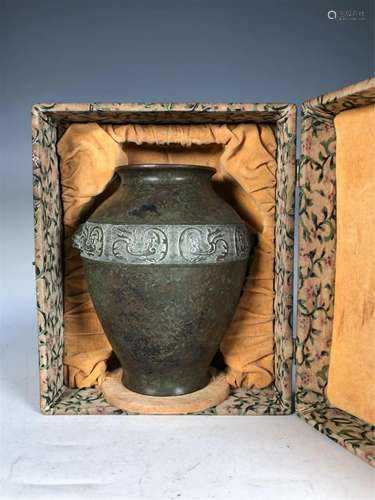 AN INCISED PHOENIX BRONZE VASE WITH DOUBLE HANDL…