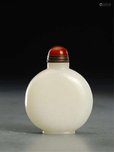 A CHINESE WHITE JADE SNUFF BOTTLE