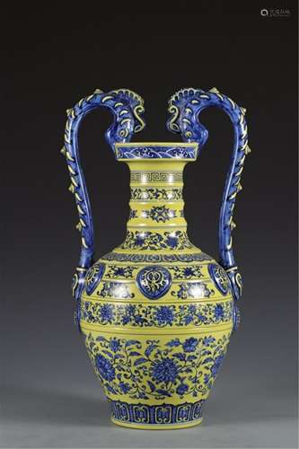 A CHINESE YELLOW GLAZED BLUE AND WHITE PORCELAIN VASE