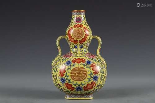 A CHINESE YELLOW GLAZED FAMILLE ROSE PORCELAIN