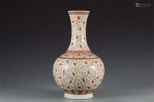 A CHINESE FAMILLE ROSE PORCELAIN VASE