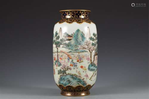 A CHINESE FAMILLE ROSE PORCELAIN VASE