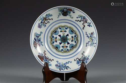 A CHINESE BLUE AND WHITE DOUCAI PORCELAIN PLATE