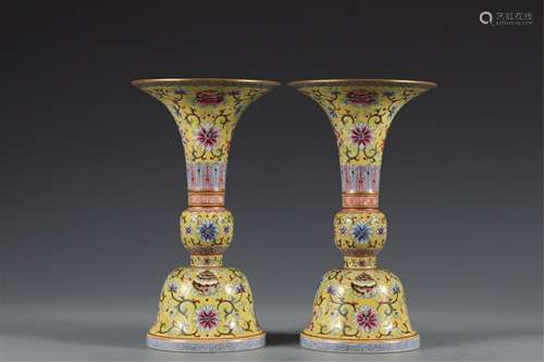 A PAIR OF CHINESE YELLOW GROUND FAMILLE ROSE PORCELAIN