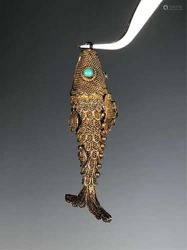 A GILT SILVER FISH SHAPED PENDANT