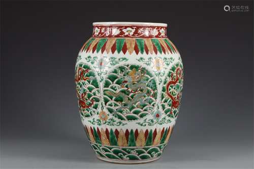 A CHINESE WUCAI PORCELAIN JAR