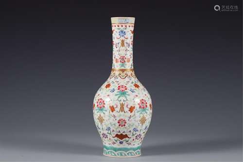 A CHINESE FAMILLE ROSE PORCELAIN VASE