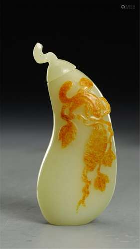 A CHINESE WHITE JADE SNUFF BOTTLE