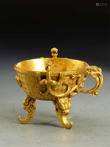 A CHINESE GILT BRONZE TRIPOD CUP