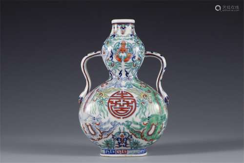 A CHINESE DOUCAI PORCELAIN DOUBLE-GOURDS VASE