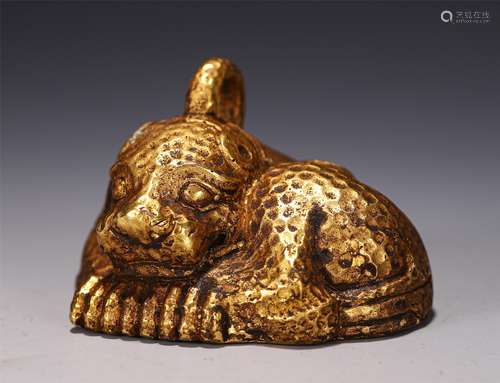 A CHINESE GILT BRONZE FOO-DOG PAPER WEIGHT