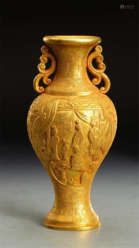 A CHINESE GILT BRONZE DOUBLE HANDLE VASE