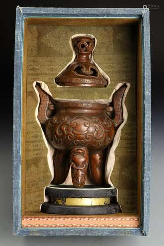 A CHINESE AGARWOOD TRIPOD LIDDED CENSER