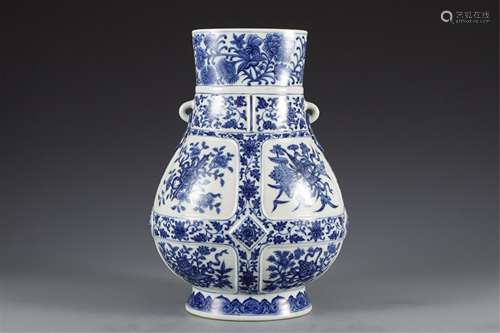 A CHINESE BLUE AND WHITE PORCELAIN VASE