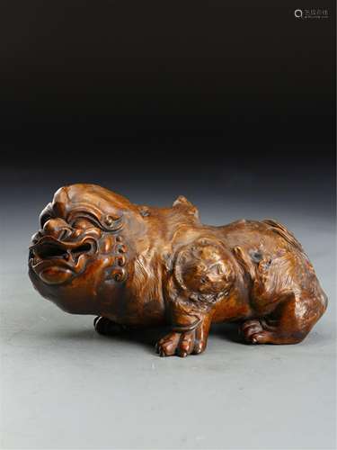 A CHINESE WOOD FOO-DOG HAND PIECES