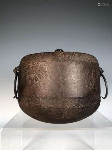 A DOUBLE-HANDLED IRON POT WITH DOUBLE HANDLES