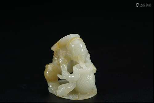 A CHINESE WHITE JADE FIGURE ORNAMENTS