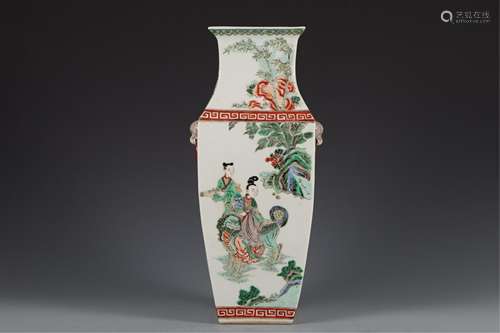 A CHINESE WUCAI PORCELAIN SQUARE VASE