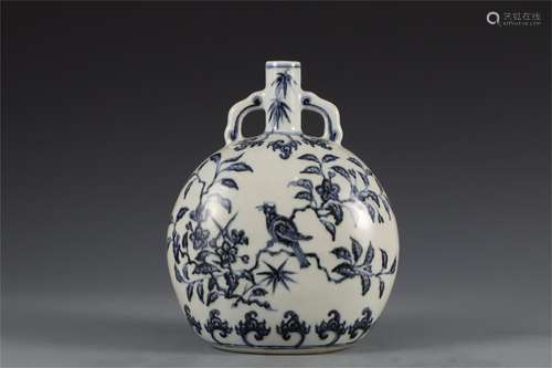 A CHINESE BLUE AND WHITE PORCELAIN FLASK MOON VASE