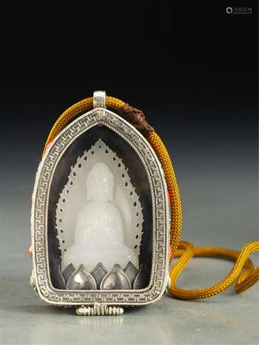 A CHINESE SILVER INLAID AGATE BOX WITH WHITE JADE