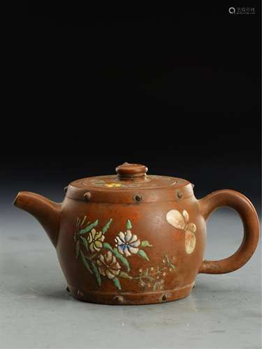 A CHINESE ZISHA CLAY FLOWERS PATTERN TEAPOT