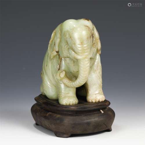 A CHINESE JADE ELEPHANT ORNAMENTS