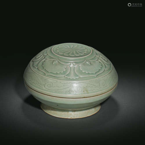 SONG DYNASTY, CHINESE CELADON ROUND BOX