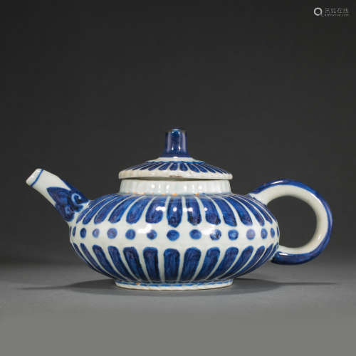 BLUE AND WHITE PORCELAIN POT, QING DYNASTY, CHINA
