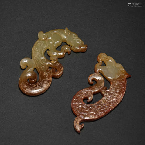 A PAIR OF ANCIENT CHINESE HETIAN JADE DRAGONS