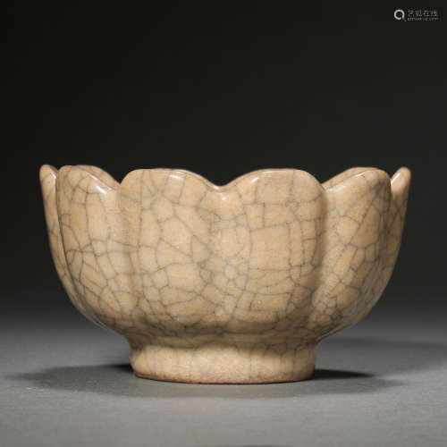SONG DYNASTY, CHINESE CELADON FLOWER SHAPED MOUTH BOWL