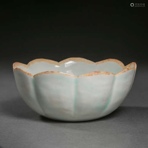 CHINESE SONG DYNASTY CELADON FLOWER MOUTH BOWL