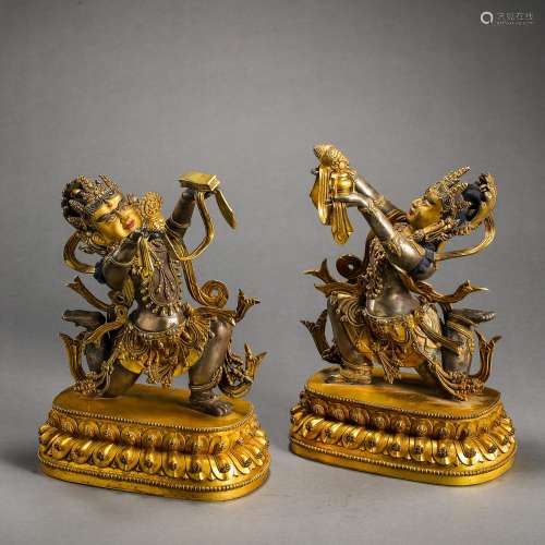A PAIR OF CHINESE MING DYNASTY GILT BRONZE BUDDHA STATUES