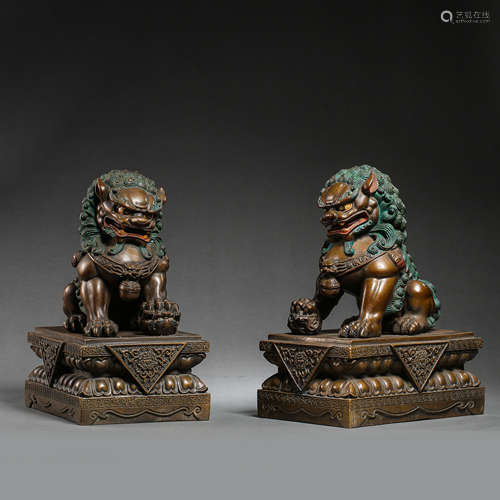 A PAIR OF CHINESE MING DYNASTY BRONZE LIONS