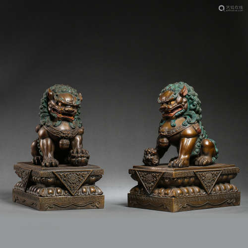 A PAIR OF CHINESE MING DYNASTY BRONZE LIONS