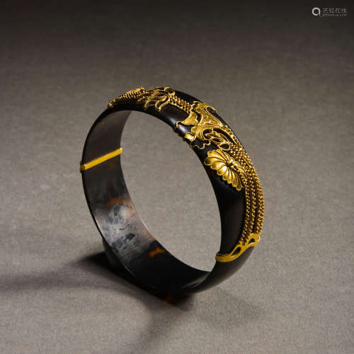 A TORTOISESHELL BRACELET INLAID WITH GOLD, QING DYNASTY, CHI...