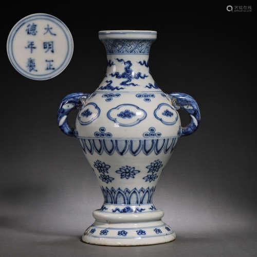 MING DYNASTY, CHINESE BLUE AND WHITE VASE