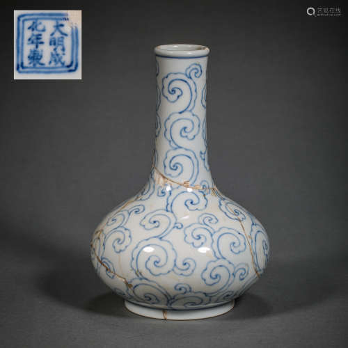 MING DYNASTY, CHINESE BLUE AND WHITE VASE