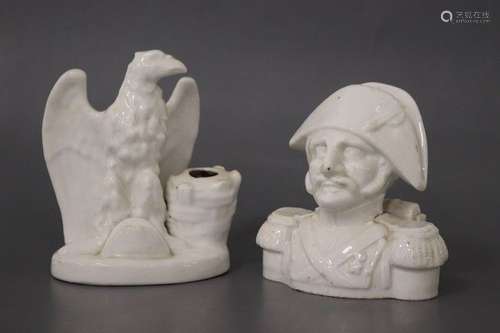 DEUX ENCRIERS en porcelaine émaillée blanc, l'un représentan...