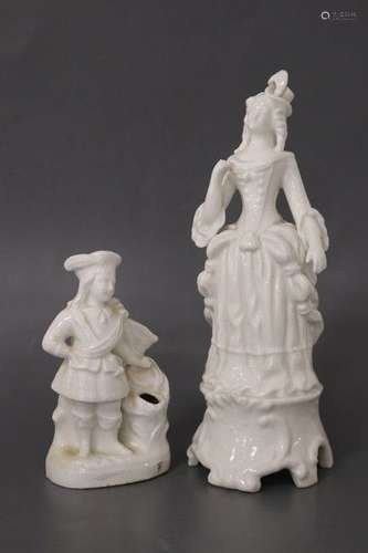 DEUX ENCRIERS ou PORTE-PLUME en porcelaine émaillée blanc, l...