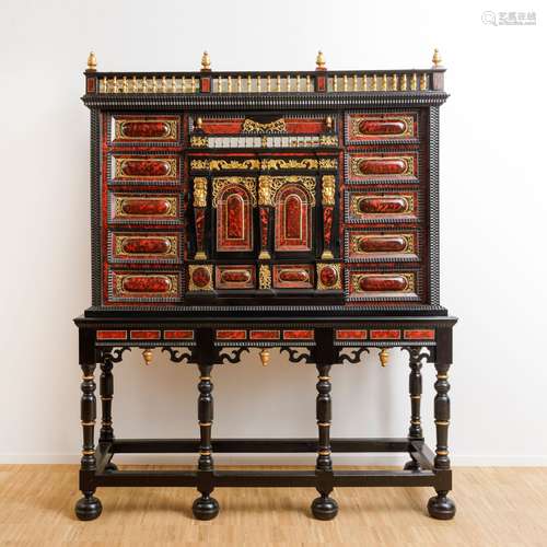 Cabinet, monté sur support à balustres. Anvers. Ca. 1650.