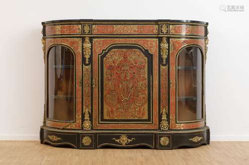 Armoire basse vitrée dite buffet de salon, trois battants. E...