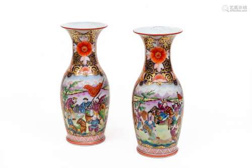BAYEUX période Langlois (1812-1849). Paire de vases en porce...