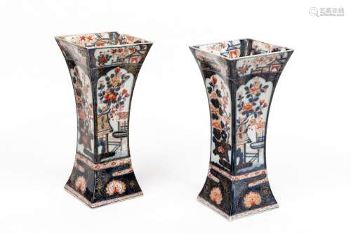 BAYEUX. Paire de vases cornets en porcelaine à décor Imari d...