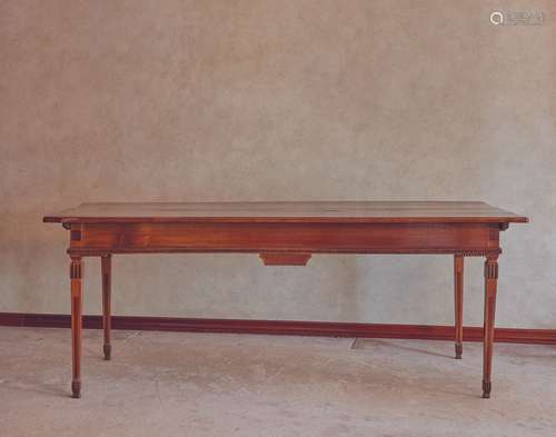 Table de salle-à-manger en placage d'acajou et marqueterie. ...