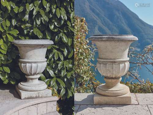 Paire de vases de jardin en marbre blanc veiné, le corps scu...