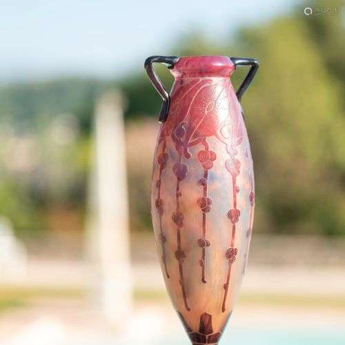 LE VERRE FRANCAIS. Vase balustre à base aplatie en verre mul...