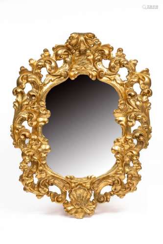 Important miroir mouvementé en bois sculpté et doré à riche ...