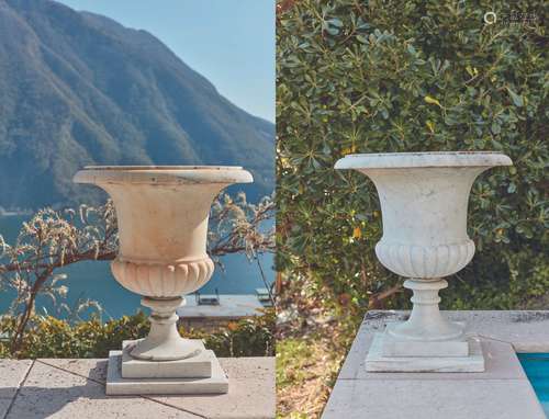 Paire de vases Medicis en marbre blanc. Le corps à godrons. ...